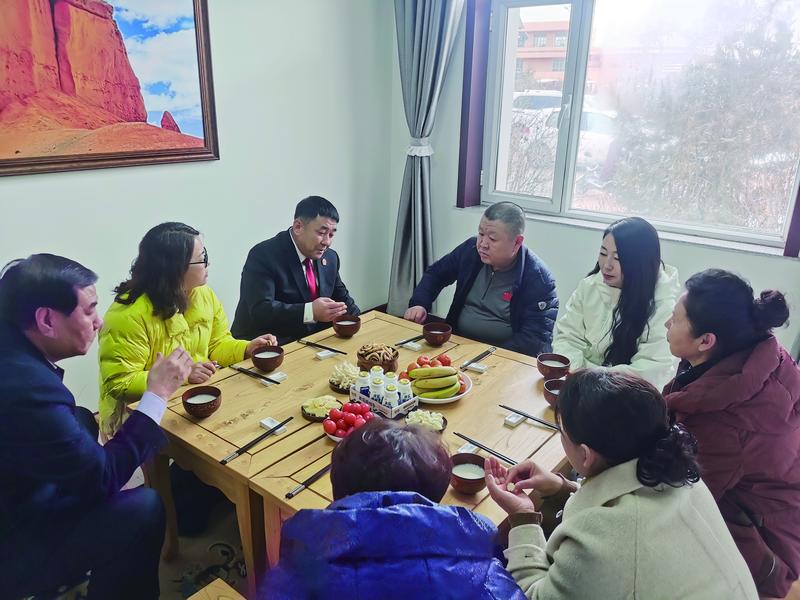 巴音那木拉在“牧人茶室”用“三杯奶茶调解法”为牧民调解纠纷