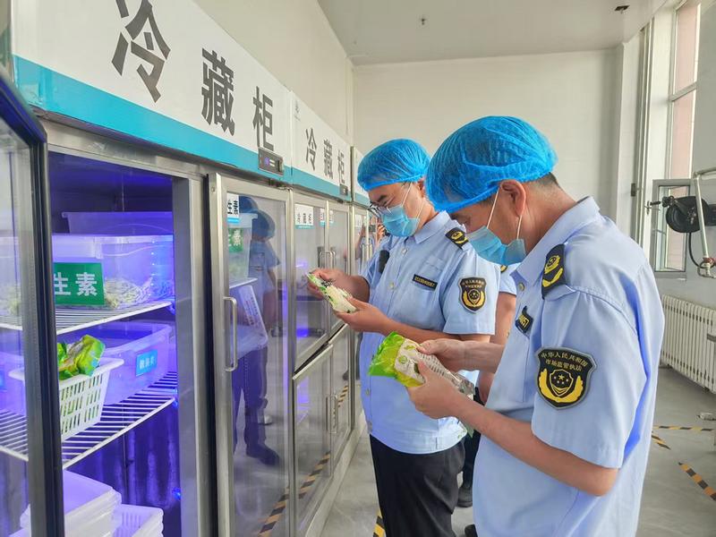 这是5月30日五原县市场监管人员对考点及周边食品经营单位进行排查。