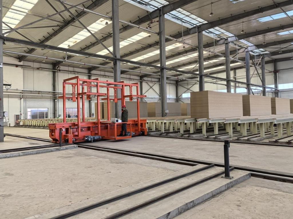 内蒙古积葭新材料科技有限公司生产车间芦芯板生产线。(赵靖 摄)