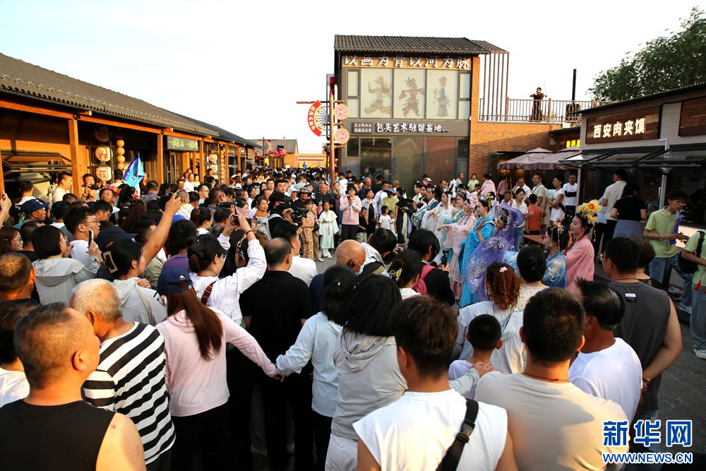 6月22日,包头“天下黄河第一村”的文艺演出、互动体验吸引市民、游客驻足观赏。新华网 石毅 摄