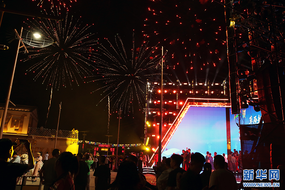 6月22日晚,包头“天下黄河第一村”上空的璀璨烟花秀。新华网 石毅 摄