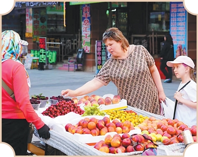 俄罗斯游客在满洲里街头购物。 王化勇摄