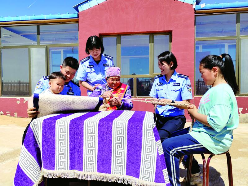 边境派出所民警和牧民一起做手工