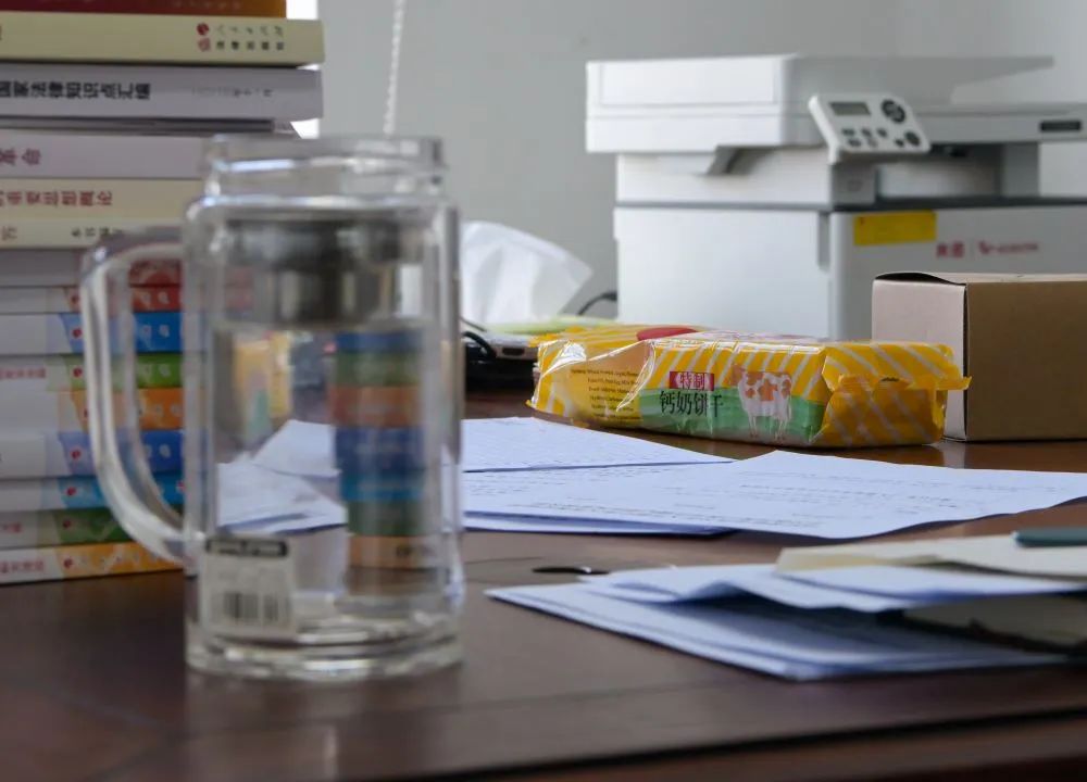 程冠鹏办公桌上还放着半包产自家乡的钙奶饼干。