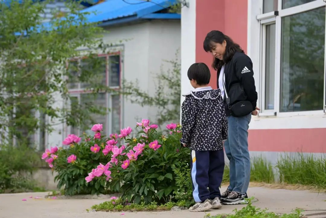 在莫力达瓦达斡尔族自治旗工作期间,程冠鹏帮助过的唇腭裂小女孩,如今已健康长大。