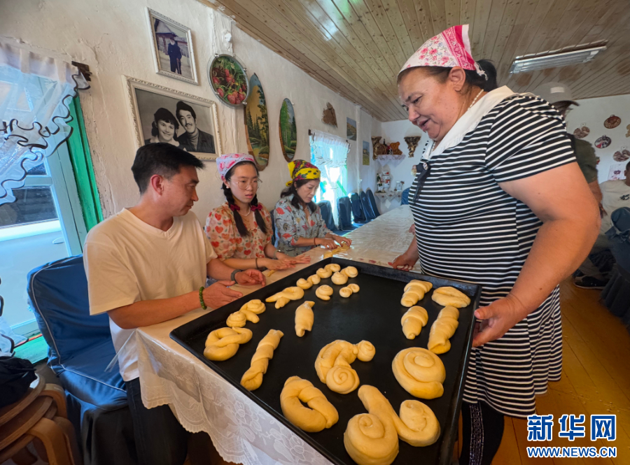 孙金花教游客制作列巴。新华网 李倩 摄