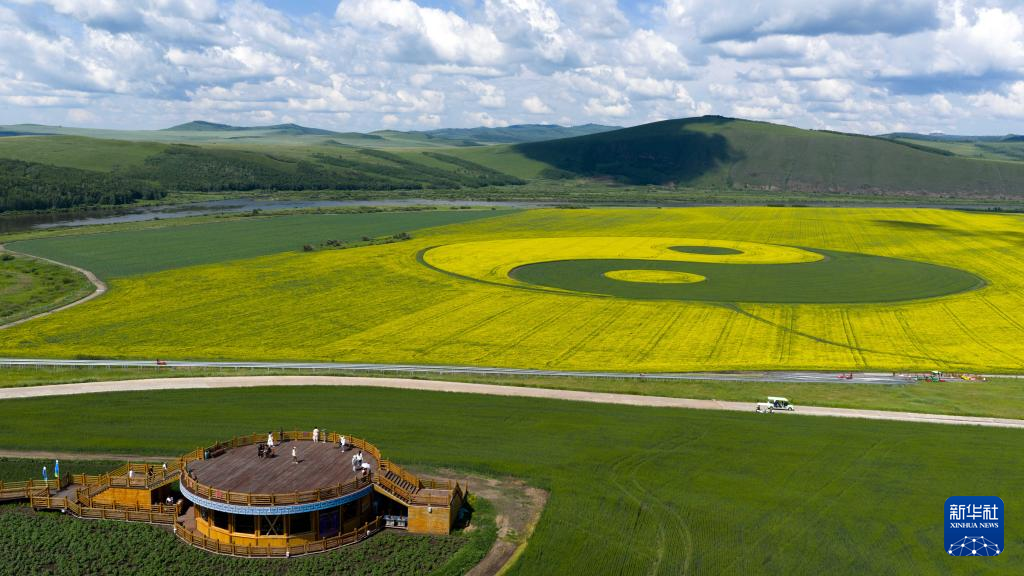 7月12日,游客在内蒙古呼伦贝尔市额尔古纳市蒙兀室韦苏木奥洛契庄园的观景台观赏草原和油菜花海。 近日,内蒙古呼伦贝尔市额尔古纳市蒙兀室韦苏木奥洛契庄园油菜花绽放。近年来,当地在推动油菜种植的同时,积极开发油菜花海观光等文旅产品,吸引了众多游客,促进农文旅融合发展。 新华社记者 马金瑞 摄