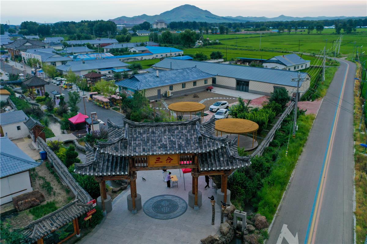 7月28日,“石榴花开北疆红 籽籽同心家国情”网络主题宣传活动媒体团一行走进兴安盟乌兰浩特市乌兰哈达镇三合村。