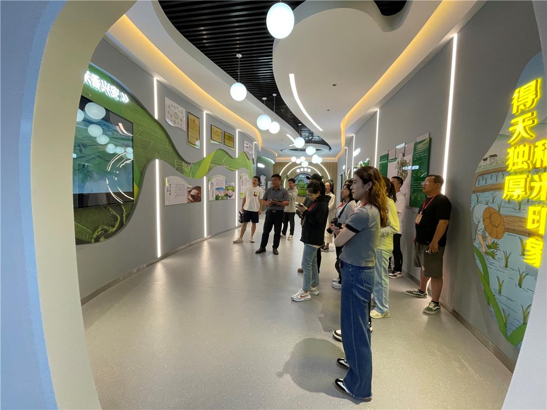 7月28日,“石榴花开北疆红 籽籽同心家国情”网络主题宣传活动媒体团一行详细了解兴安盟大米的种植历史、生态优势以及科技创新成果。