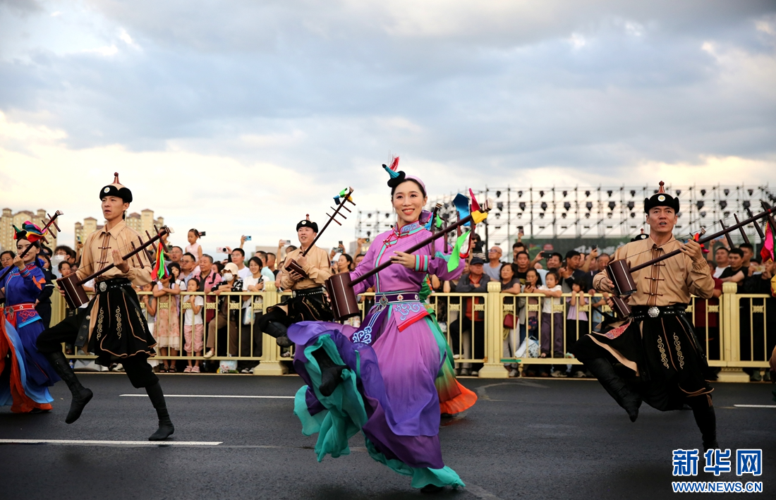7月29日,表演方队在嘉年华活动现场表演。新华网 杨腾格尔摄