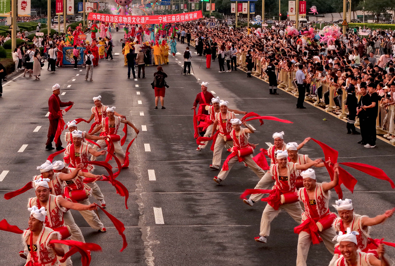 7月29日,嘉年华活动现场的陕北腰鼓表演。新华网发(曹政 摄)