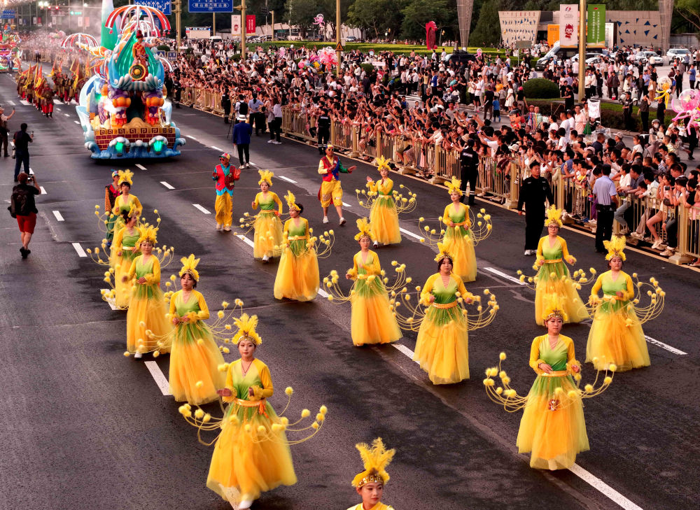 7月29日,盟市方队在民族大联欢嘉年华巡游现场。曹政 摄