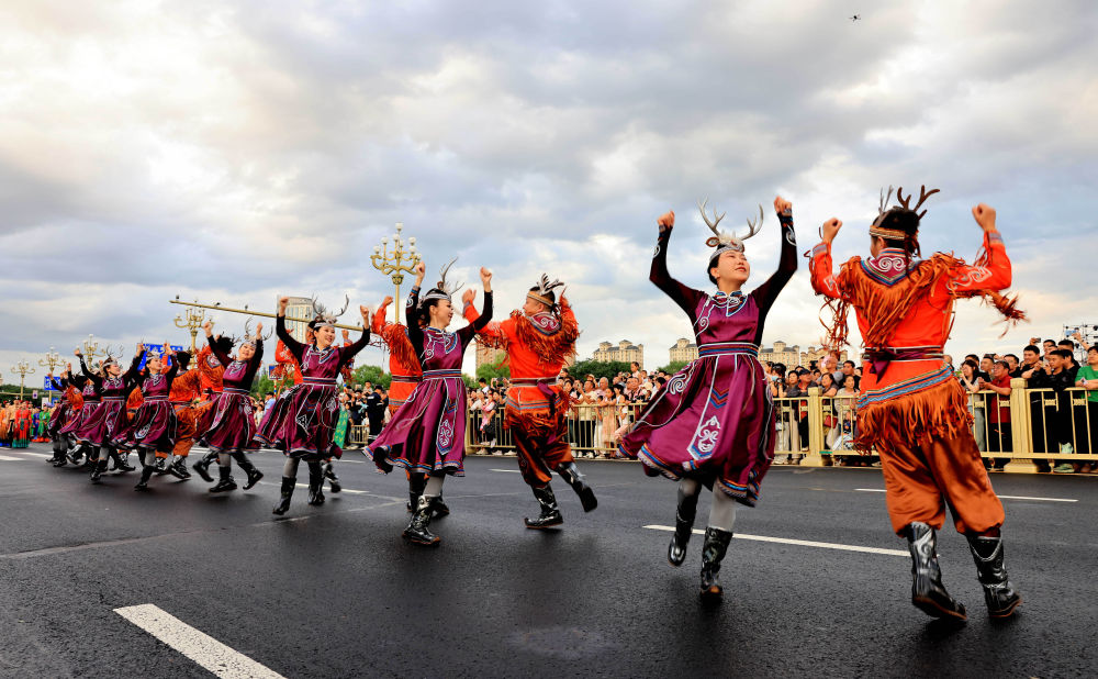 7月29日,彩装方队在民族大联欢嘉年华巡游现场。李峰 摄