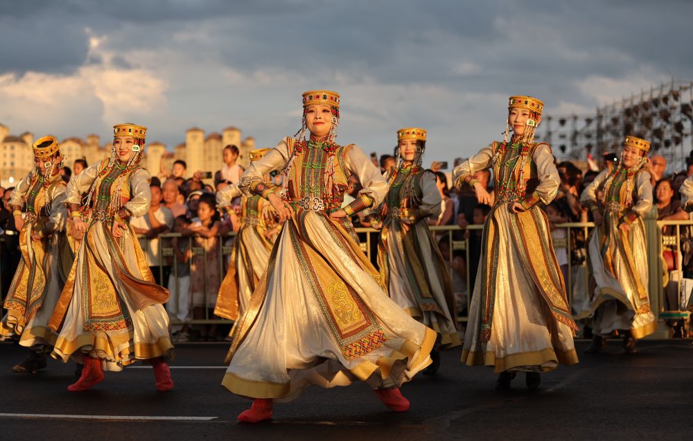 7月29日,彩装方队在民族大联欢嘉年华活动中表演。康文魁 摄
