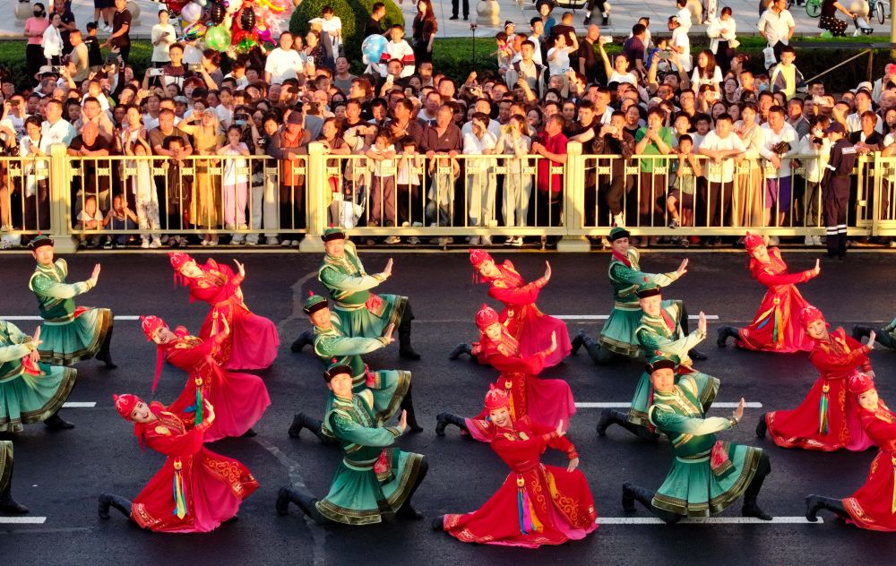 7月29日,彩装方队在民族大联欢嘉年华巡游现场表演。王正 摄