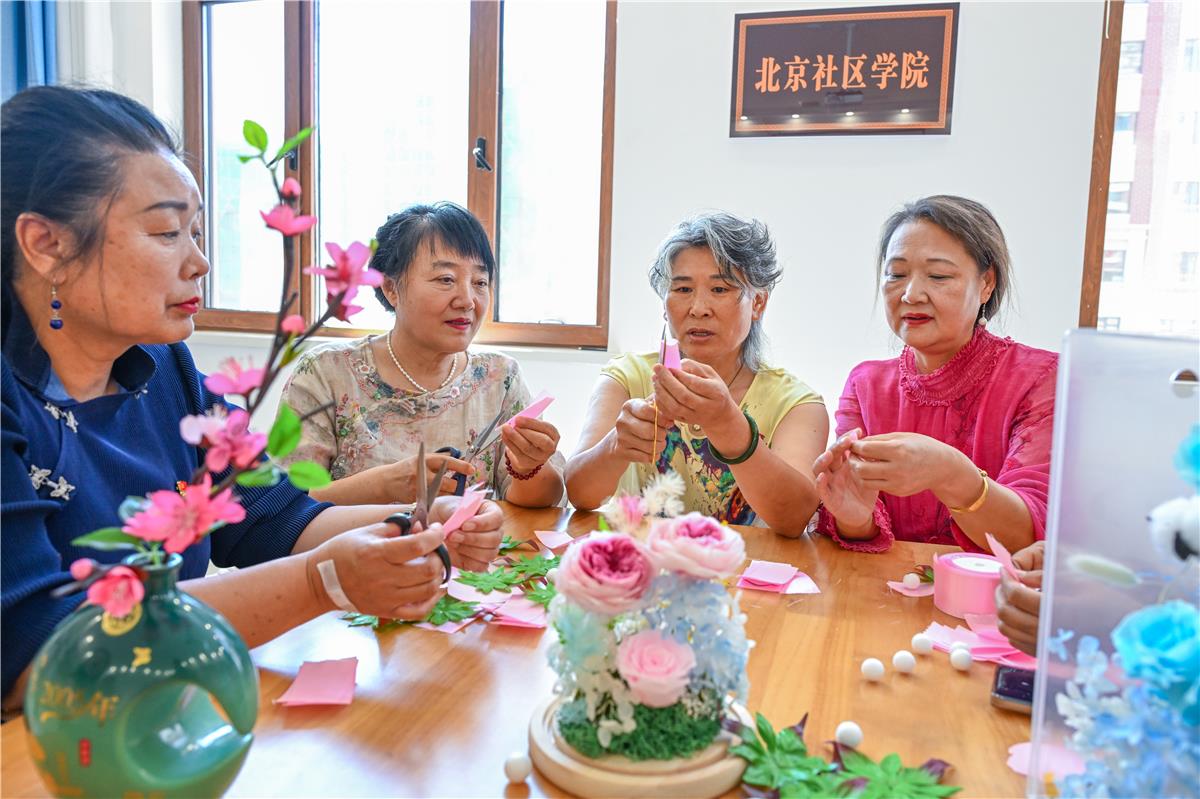 7月30日,兴安盟科右前旗兴安北京社区居民在制作仿真花。