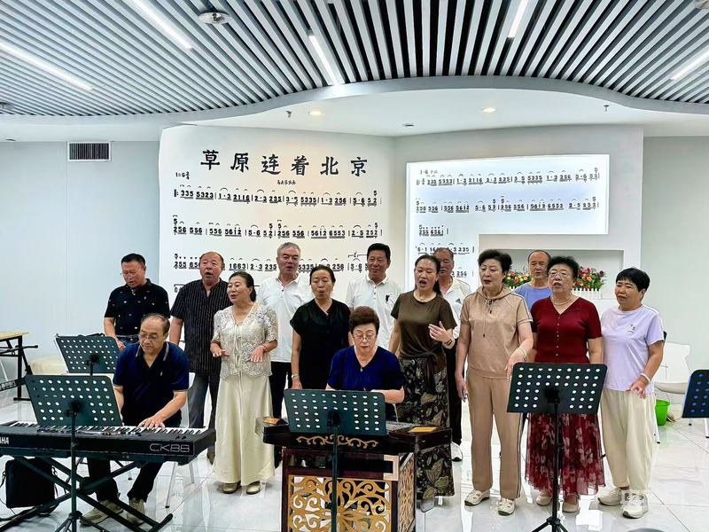 居民演奏《草原连着北京》主题曲(央广网记者 刘晓祺 摄)