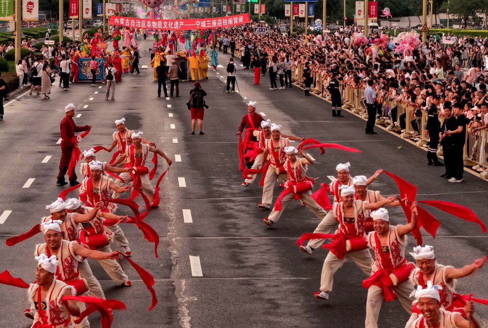 7月29日,陕北腰鼓方队民族大联欢嘉年华巡游现场。曹政 摄