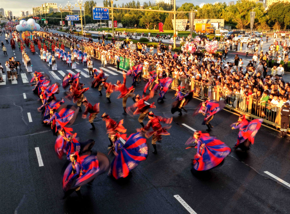 7月29日,盟市方队在民族大联欢嘉年华巡游现场表演。曹政 摄