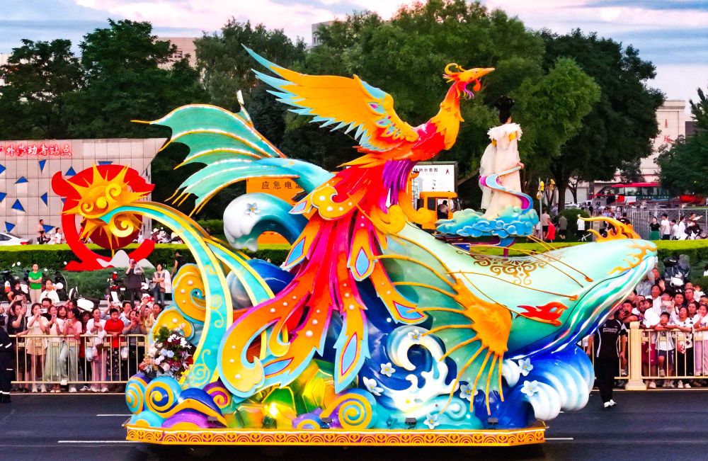 7月29日,彩车方队在民族大联欢嘉年华巡游现场。王正 摄