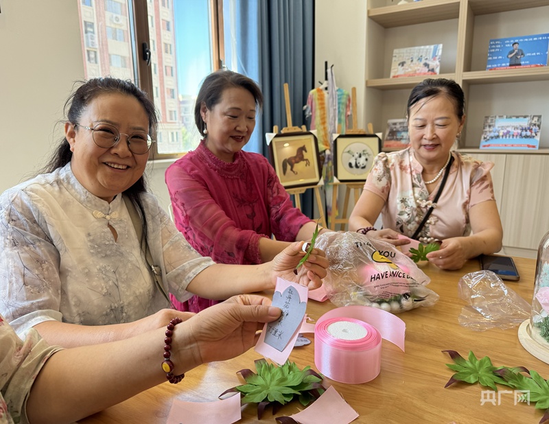 社区阿姨正在制作非遗手作(央广网记者 刘晓祺 摄)