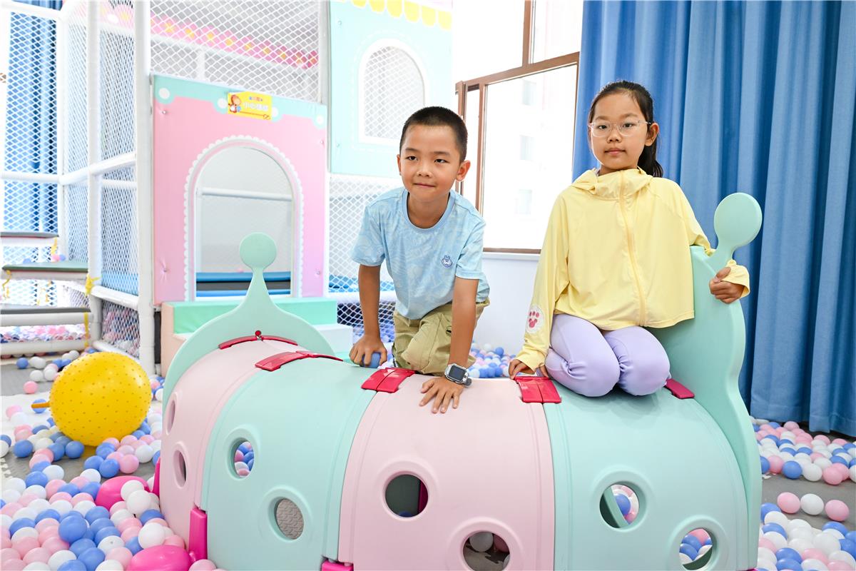 7月30日,儿童在兴安盟科右前旗兴安北京社区的萌宝驿站玩耍。