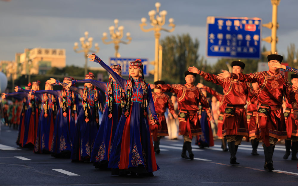 7月29日,彩装方队在民族大联欢嘉年华巡游现场。李峰 摄