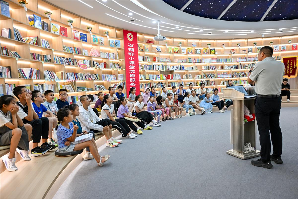 7月30日,兴安盟科右前旗兴安北京社区的青少年在石榴籽小课堂聆听讲座。