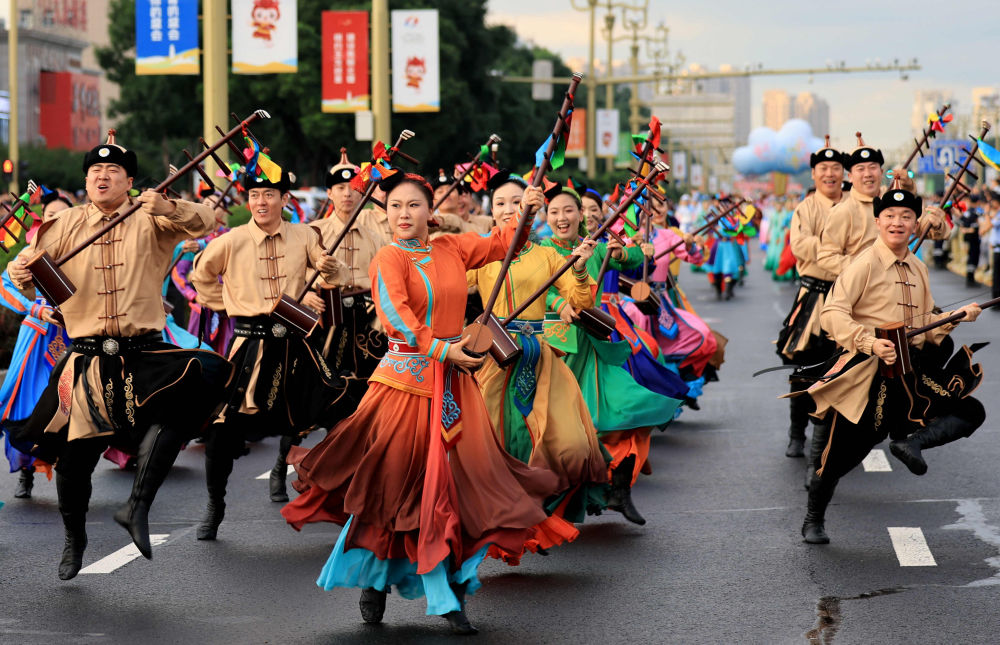 7月29日,彩装方队在民族大联欢嘉年华巡游现场。李峰 摄