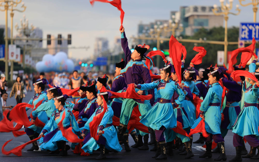 7月29日,彩装方队在民族大联欢嘉年华巡游现场表演。李峰 摄