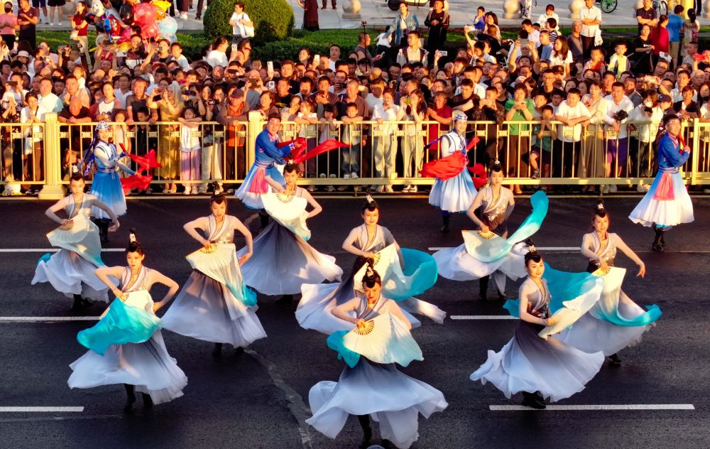 7月29日,彩装方队在民族大联欢嘉年华巡游现场表演。王正 摄