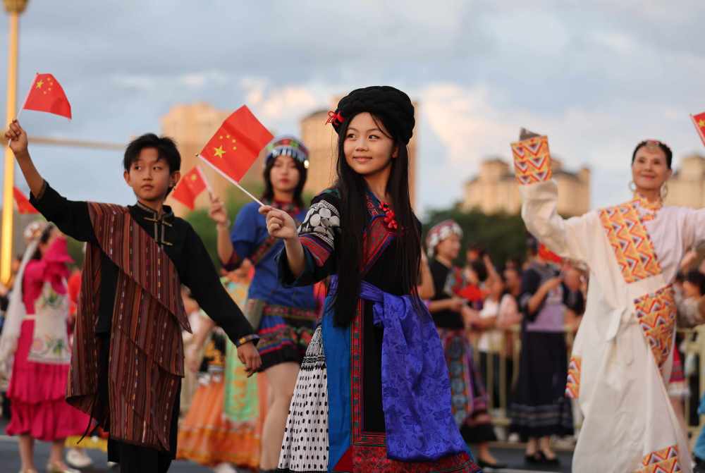 7月29日,彩装方队在民族大联欢嘉年华巡游现场。康文魁 摄