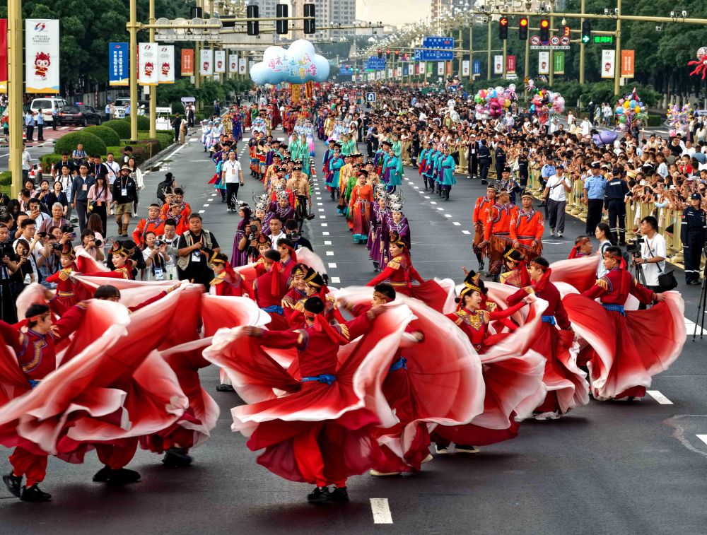 7月29日,彩装方队在民族大联欢嘉年华巡游现场表演。曹政 摄