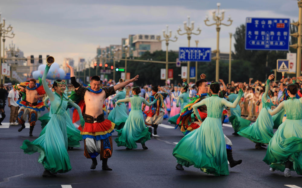 7月29日,彩装方队在民族大联欢嘉年华巡游现场表演。李峰 摄