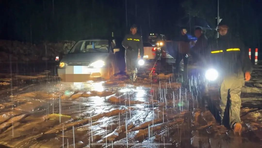 7月25日晚,锡林郭勒盟正镶白旗去太仆寺旗的县道上,被流沙陷住的车辆。