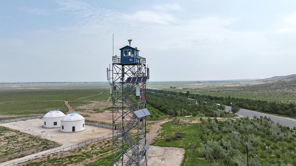 配备了高清摄像头和热成像设备的瞭望塔