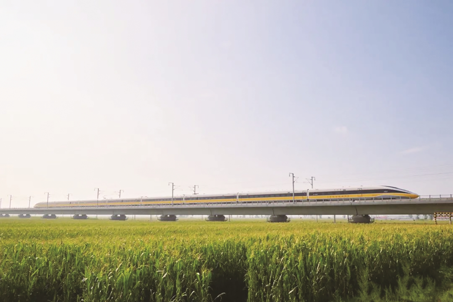 行进中的复兴号综合检测列车