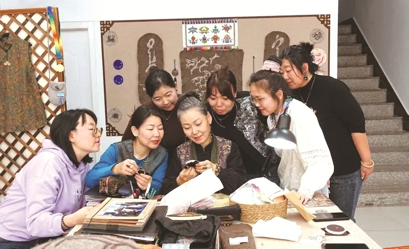 乌拉特“指间艺”刺绣工作室