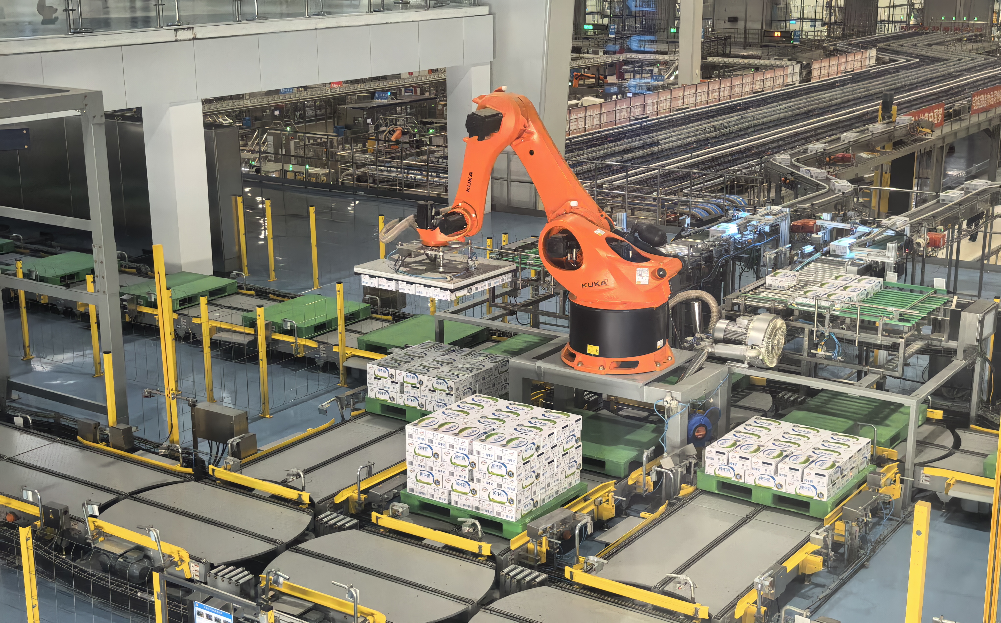 液态奶全球智造标杆基地生产线。中国经济网 宋雅静/摄