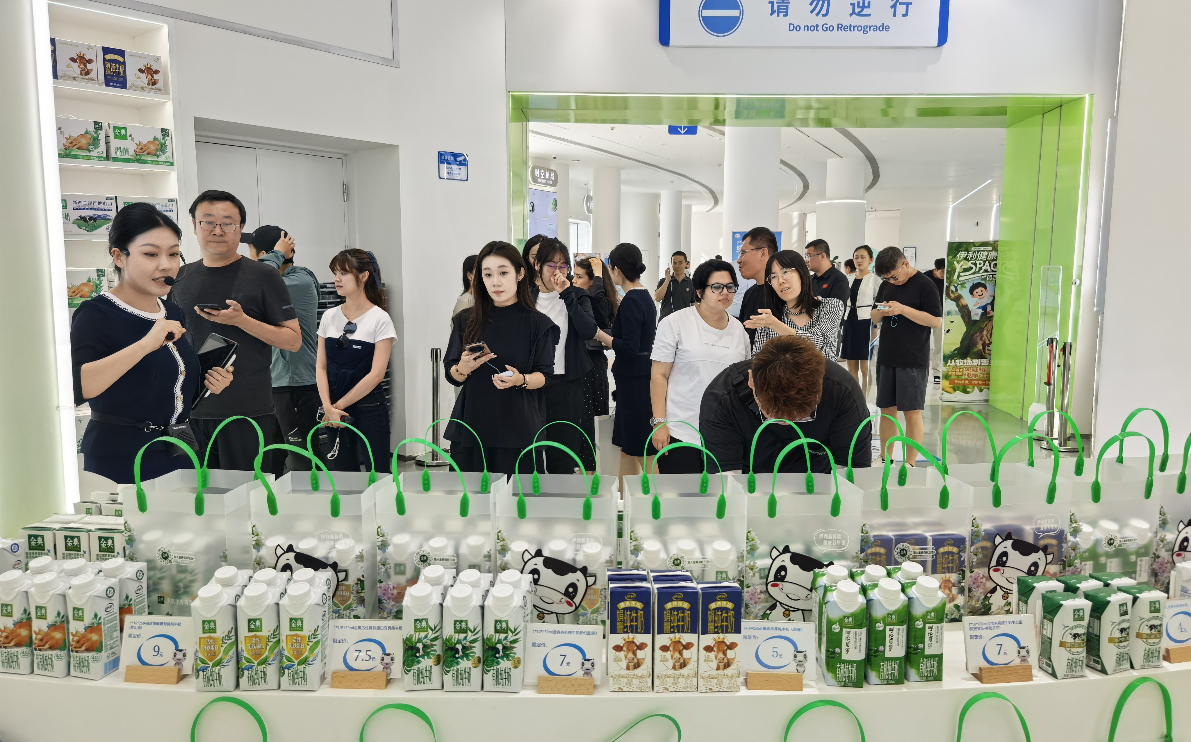 采访团走访伊利健康谷。中国经济网 宋雅静/摄