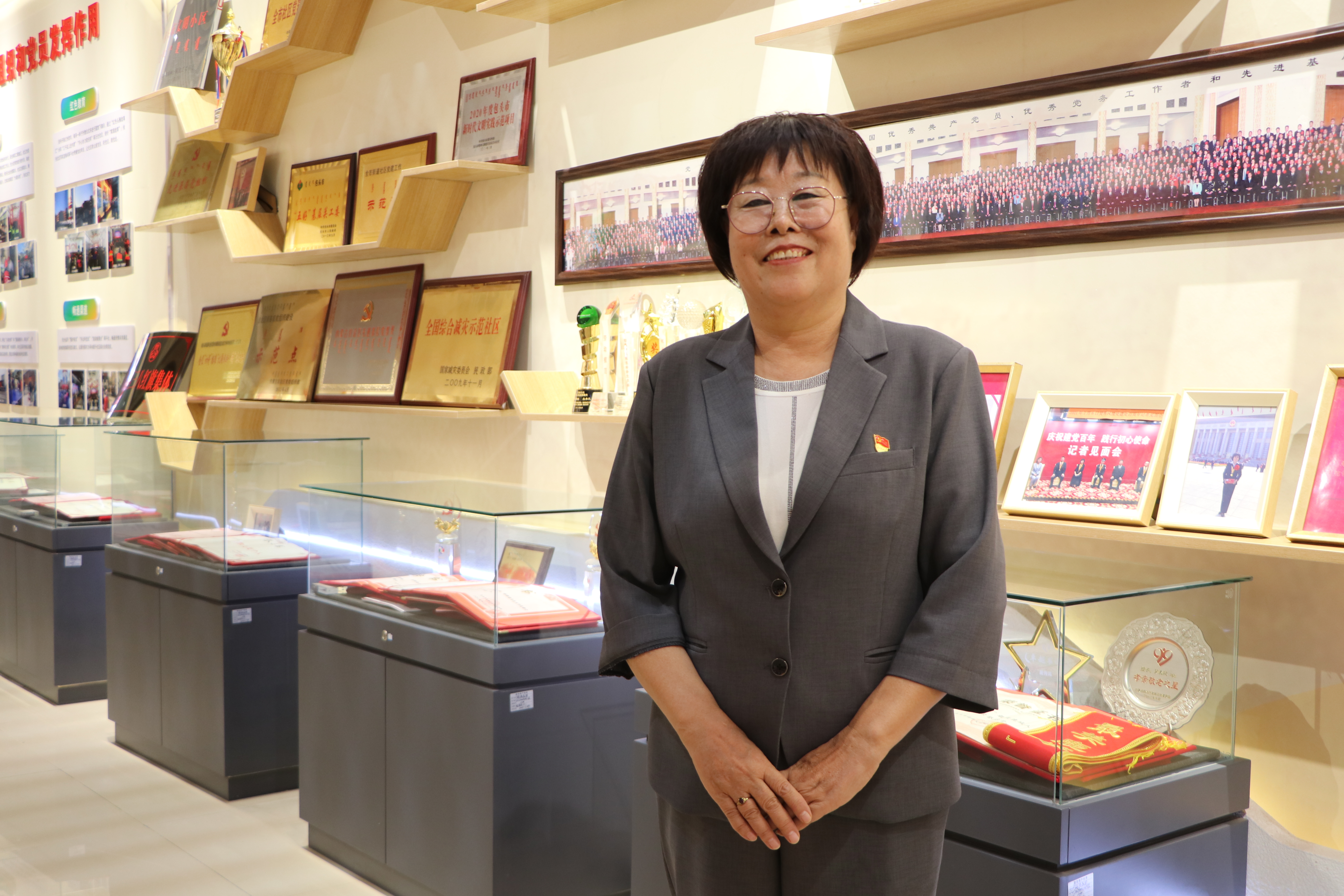 24年8760个日日夜夜,从青丝到白发,吴秀凤用最朴素的行动诠释着“感党恩、听党话、跟党走”的深刻内涵。