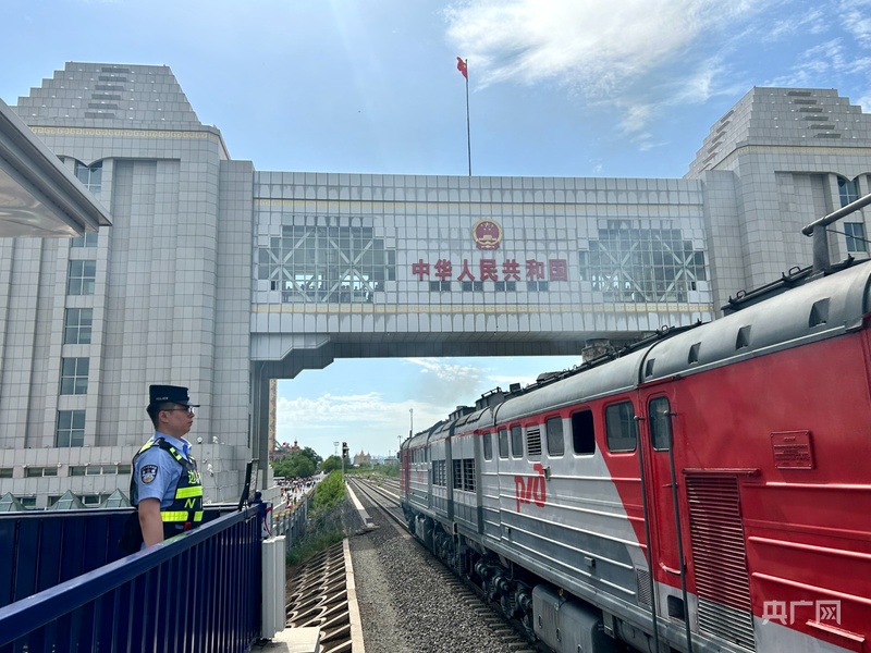 中欧班列穿行国门(央广网记者 李春雪 摄)