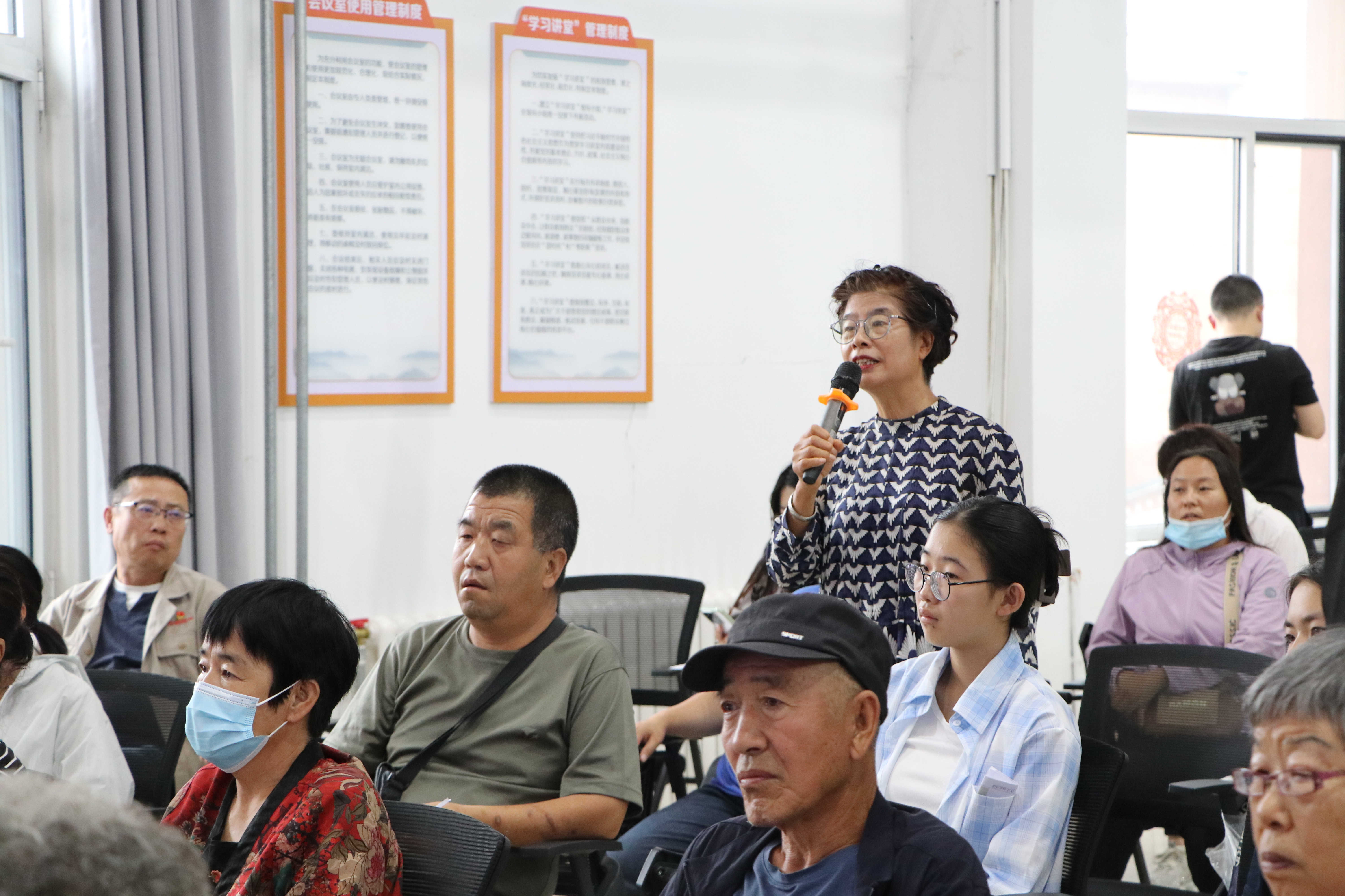 “围炉夜话”活动中,社区居民踊跃发言提问。