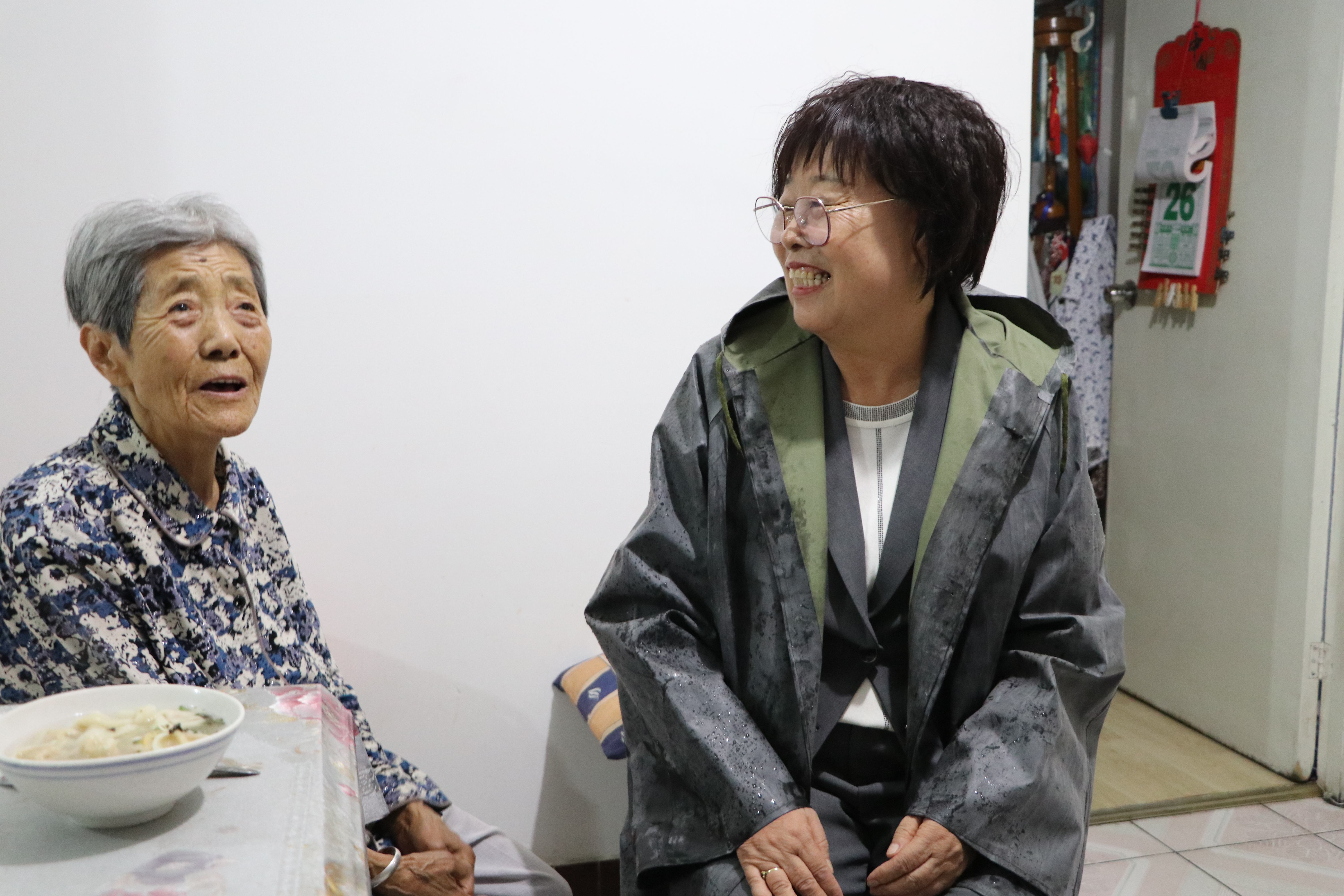 吴秀凤看望82岁的社区独居老人邵秀英。