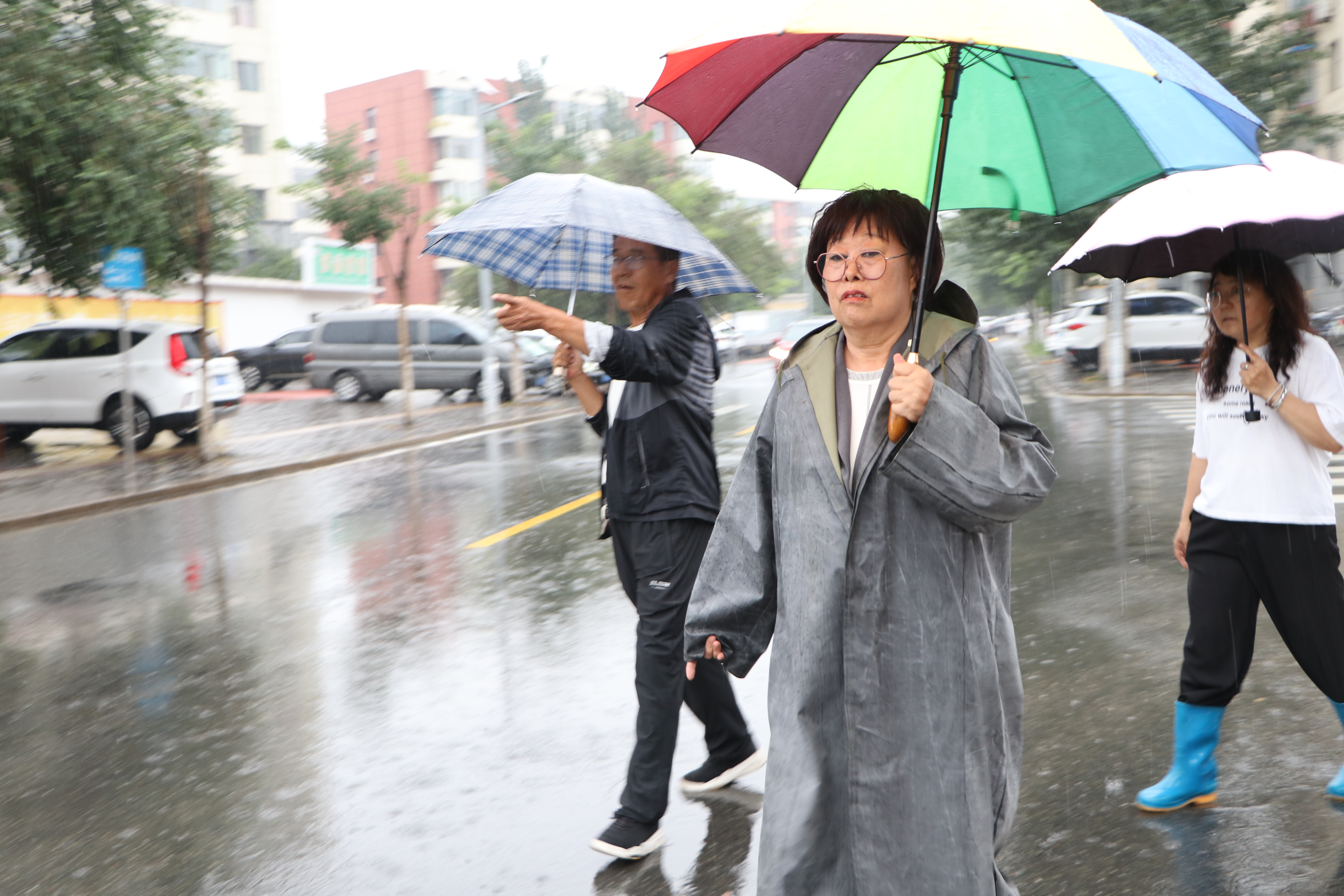 8月26日,吴秀凤带领社区志愿者在雨中巡查社区防汛工作。