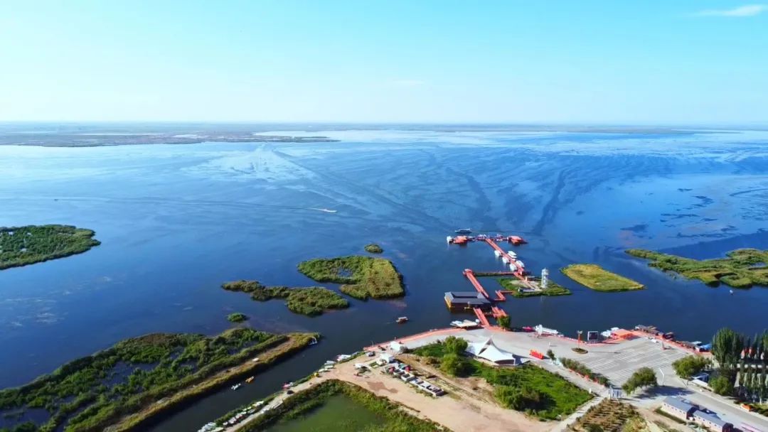 乌梁素海吸引了众多游客前来游玩