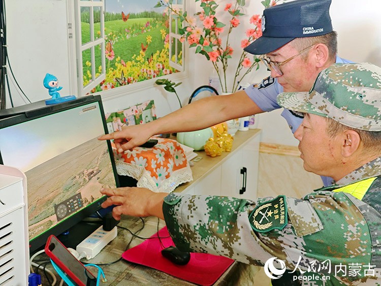 杨东和边防民警正在从监控屏幕里观察情况。人民网记者 刘艺琳摄