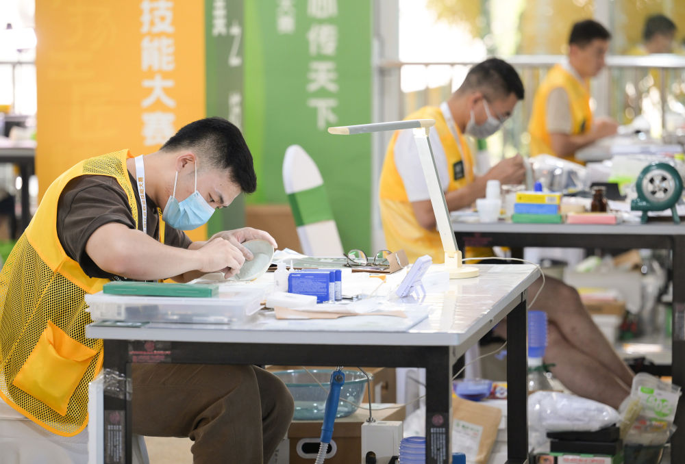 2025年7月4日,在四川泸州举行的第二届全国文物行业职业技能大赛上,选手参加陶瓷文物修复师赛区的比赛。本届大赛内容涵盖金属、陶瓷、纸张书画、木作、泥瓦作文物修复师及考古探掘工6个竞赛项目,通过以赛促学、以赛促训培养选拔文物保护修复高技能人才,弘扬工匠精神。