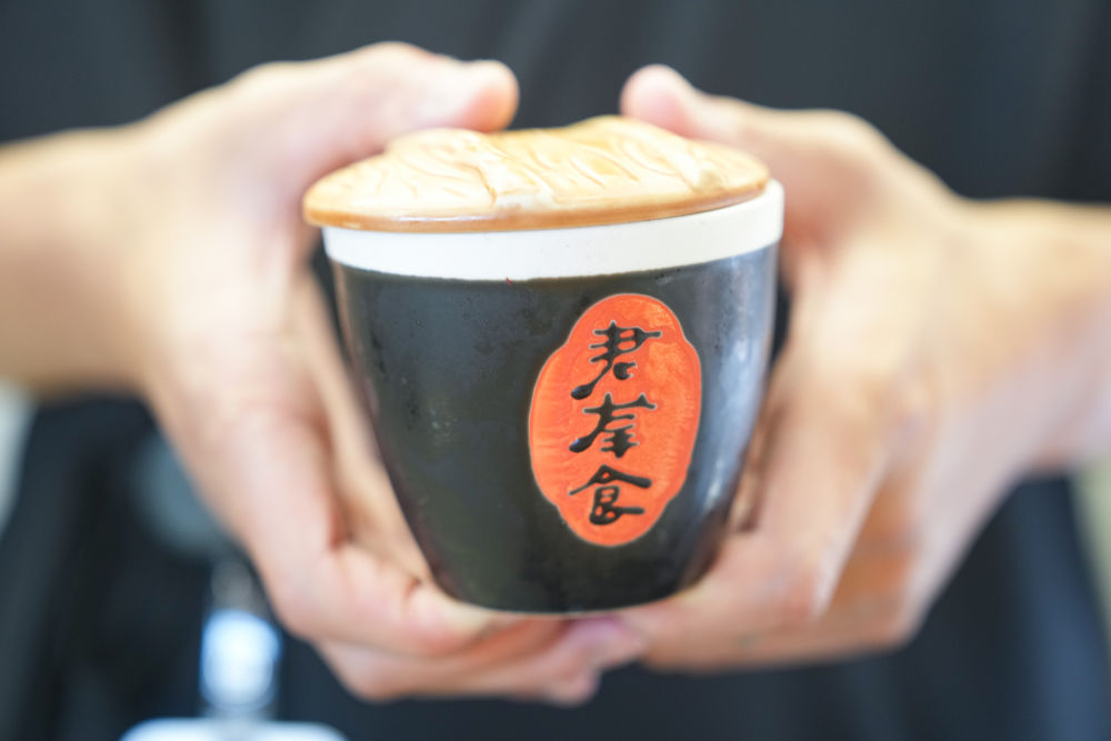 在湖南博物院博物馆公园拍摄的印有“君幸食”的餐具(2024年8月19日摄)。该餐具创作灵感来源于长沙马王堆汉墓出土的文物。