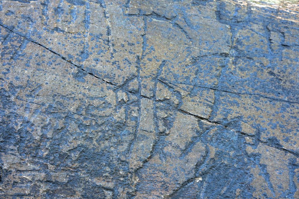 位于青海果洛州玛多县卓让村扎陵湖北岸的“尕日塘秦刻石”,是我国目前已知唯一存于原址且海拔最高的秦代刻石(2025年7月25日摄)。刻石中年月日俱全,不见于文献记载,矗立河源,补史之缺,具有重要的历史、艺术和科学价值。